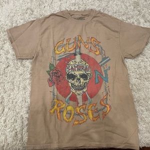 Beige Guns n’ Roses graphic tee shirt.